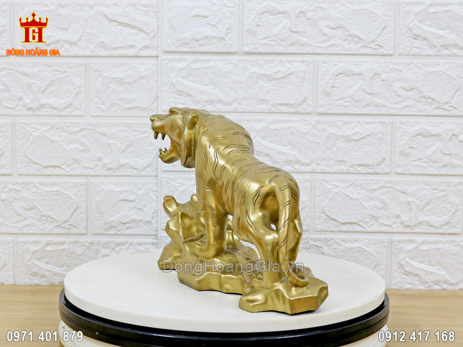 Pho tượng hổ được đúc bằng nguyên liệu đồng vàng thanh khiết